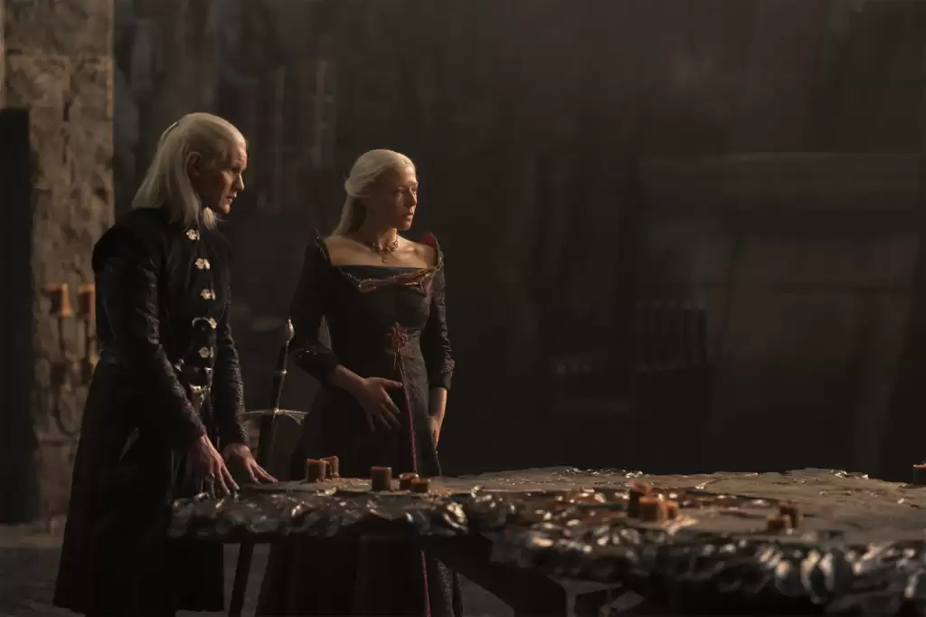 Daemon e Rhaenyra recebem a notícia da morte de Viserys e da coroação de Aegon II.

HBO/Reprodução