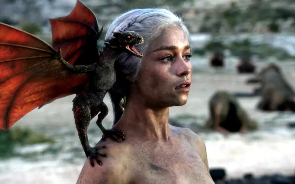 Daenerys Targaryen e seu dragão negro sobre o ombro, no episódio do renascimento dos dragões em Westeros.